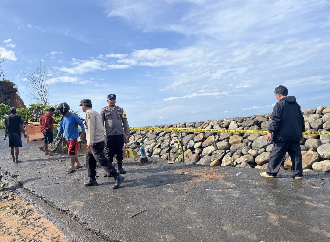 Jalan Amblas, Polsek Batik Nau Lakukan Monitoring dan Himbau Pengendara Demi Keselamatan