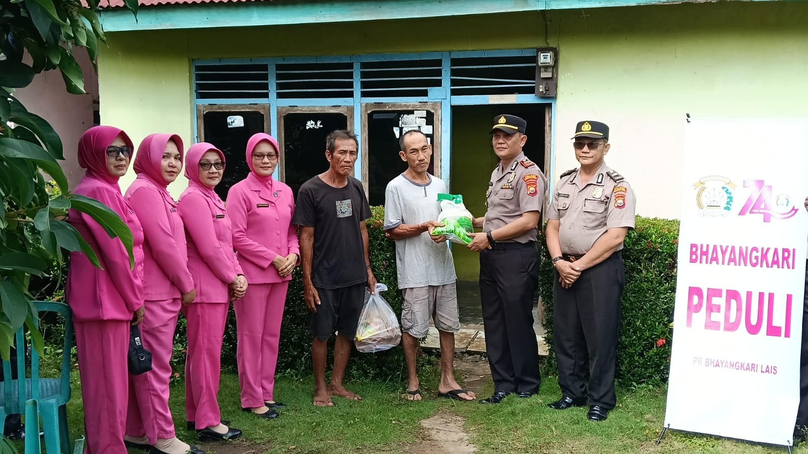 Maknai Hari Bhayangkara ke-80, Kapolsek Lais Salurkan Bansos Terhadap Warga yang Membutuhkan