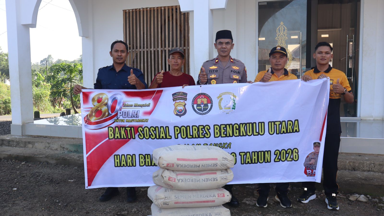 Polres BU Gelar Bakti Religi Hari Bhayangkara ke-80: Bersihkan Tempat Ibadah dan Salurkan Bantuan Semen