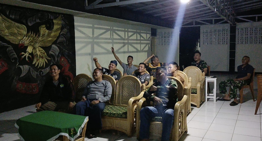 Pererat Silaturahmi, Kodim 0423/BU Gelar Nonton Bareng Penuh Keakraban Bersama Masyarakat
