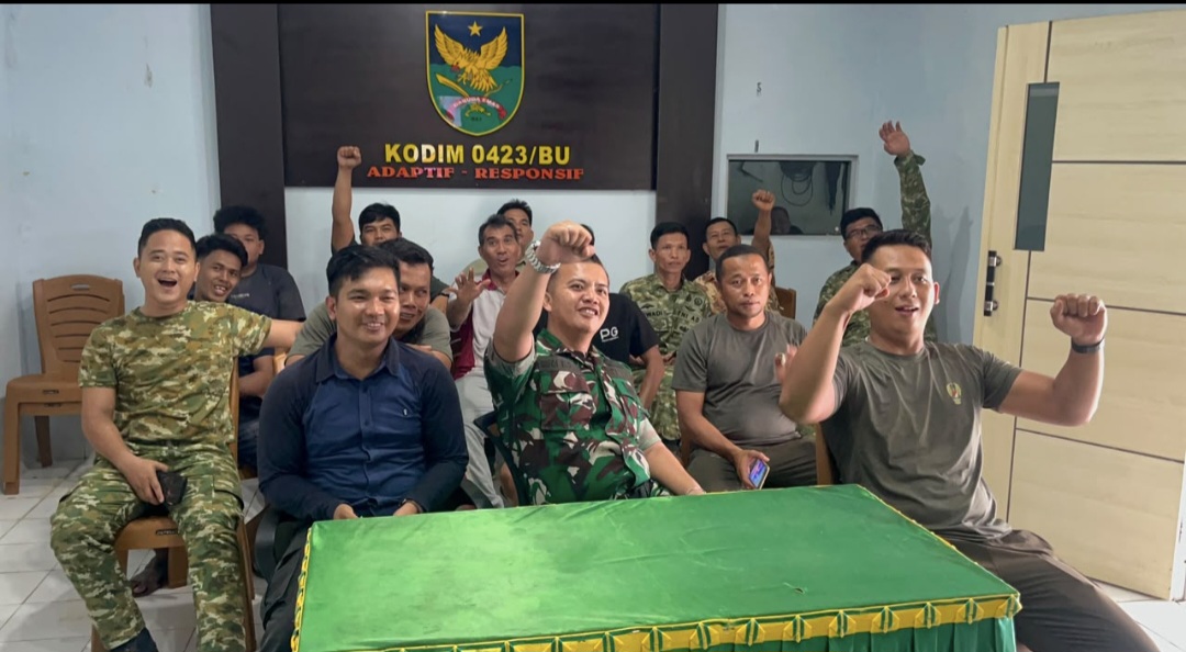 Kuatnya Kebersamaan TNI-Rakyat, Kodim 0423/BU Nobar Bersama Warga