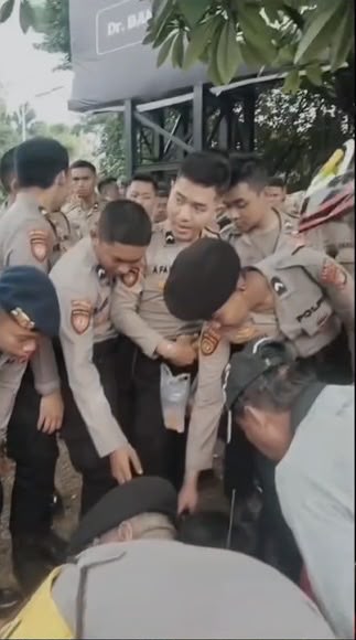 Polisi Borong Tahu Pedagang, Bagikan kepada Warga di Tengah Kegiatan Penyampaian Aspirasi