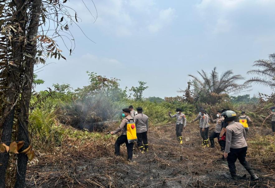 Polri Bersama TNI dan Stakeholder Gerak Cepat Tangani Karhutla di Sarolangun