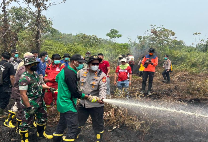 Polri Bersama TNI dan Stakeholder Gerak Cepat Tangani Karhutla di Sarolangun